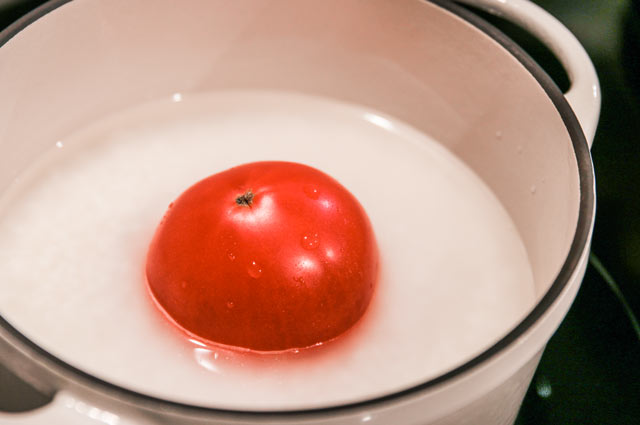 水に塩を混ぜ、ヘタを取ったトマトを真ん中に入れ、炊き込む